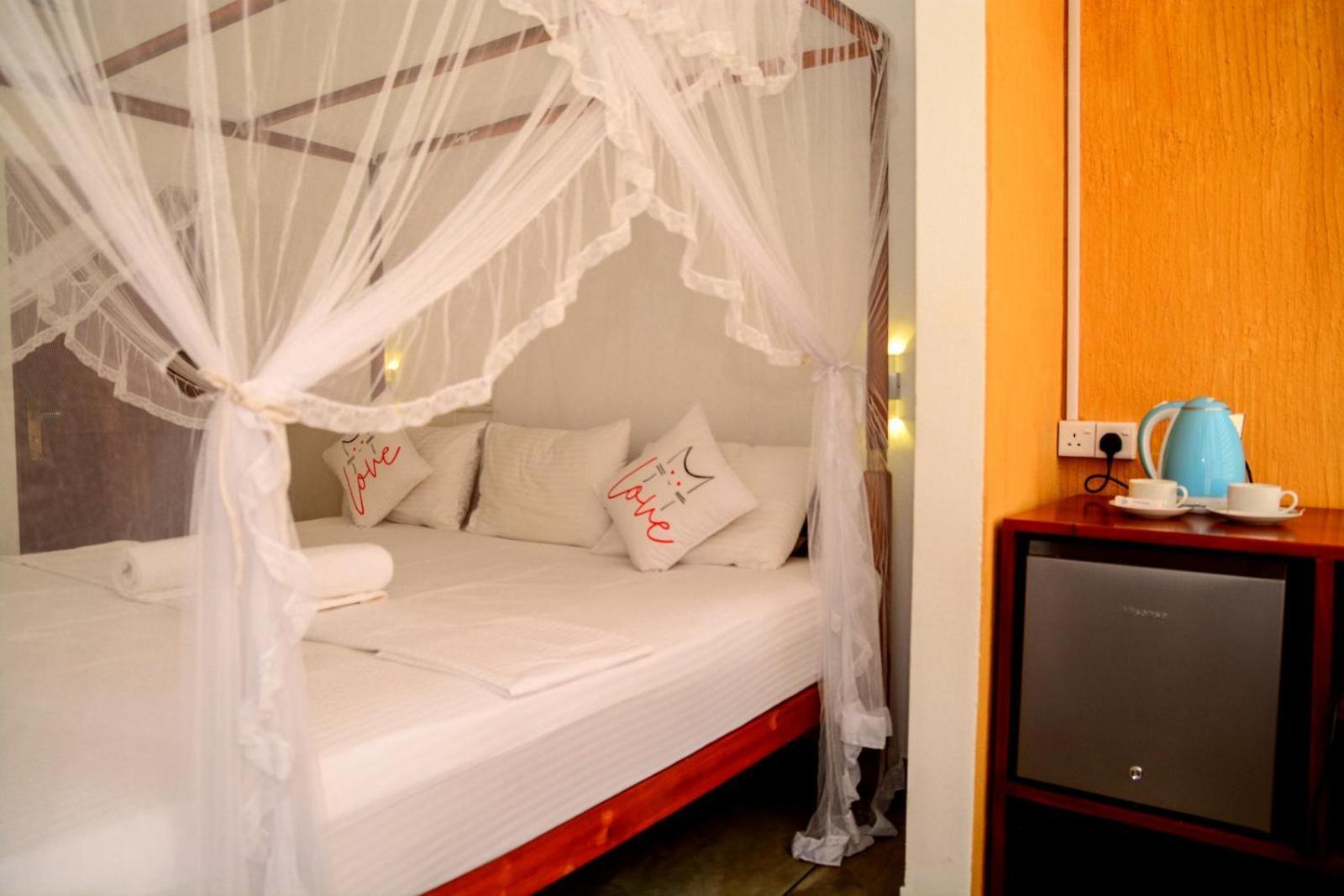 Coconut Style Restaurant & Milinda Guest Hotel Unawatuna Bagian luar foto