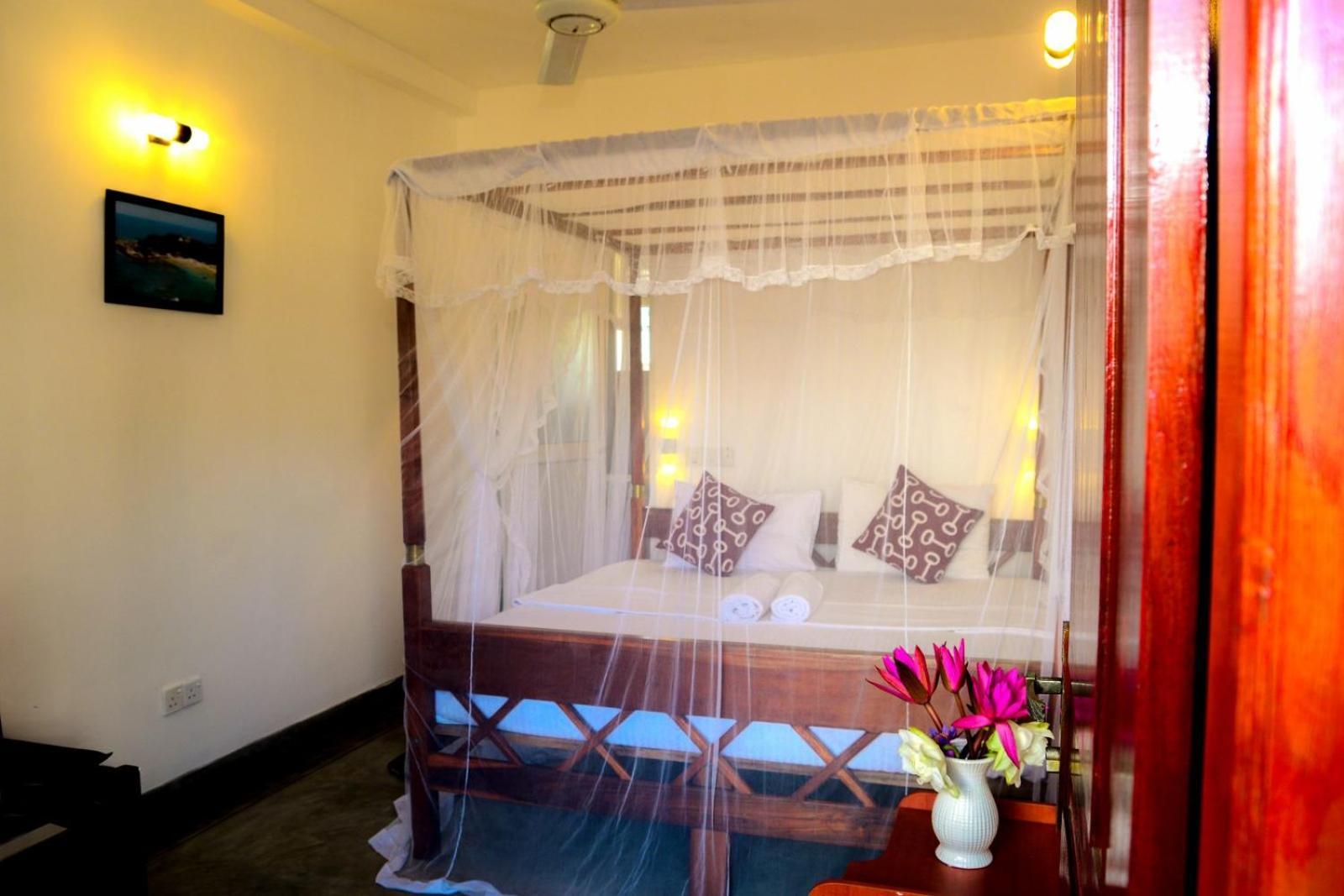 Coconut Style Restaurant & Milinda Guest Hotel Unawatuna Bagian luar foto