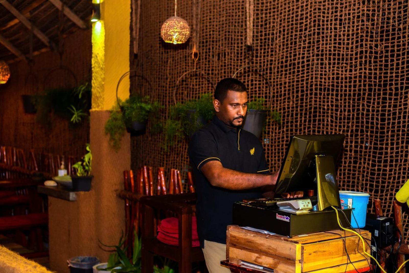 Coconut Style Restaurant & Milinda Guest Hotel Unawatuna Bagian luar foto
